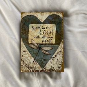 Trust in the Lord wall decor